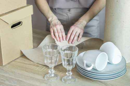 Как упаковать посуду при переезде: пошаговая инструкция
